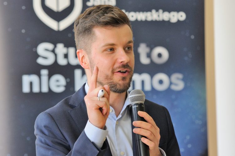 Radosław Kotarski z mikrofonem