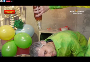 Butelka z cieczą nad głową mężczyzny