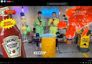 Pan Korek Laboratorium - zdjęcie z butelką keczupu na pierwszym planie